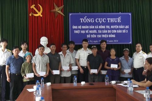 Tổng cục Thuế trao 150 triệu đồng hỗ trợ nhân dân xã Hồng Trị (Bảo Lạc) bị thiệt hại do cơn bão số 3