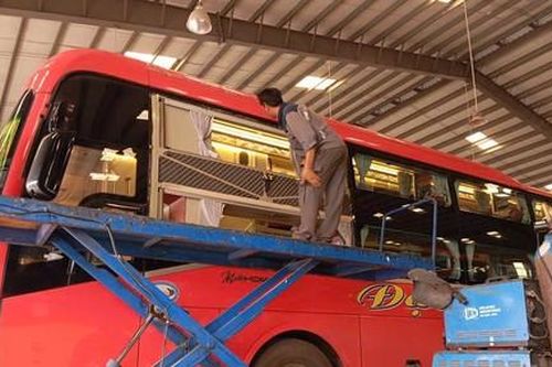Hàng chục hành khách hoảng loạn vì xe khách bị ném đá, chai thủy tinh