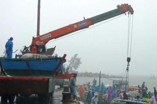 Người dân miền Trung 'chạy đua' chống bão
