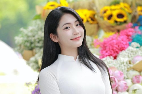 Người đẹp dân tộc Tày khoe vẻ đẹp tinh khôi trong tà áo dài trắng