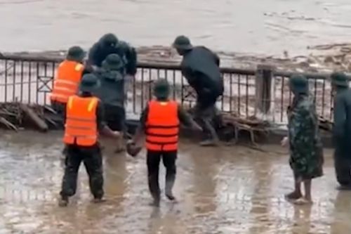 Chiến sĩ bị cuốn trôi theo dòng nước lũ khi làm nhiệm vụ tại Lào Cai