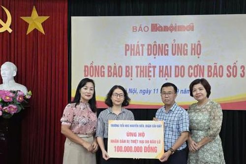Trường Tiểu học Nguyễn Siêu ủng hộ đồng bào bão lụt 100 triệu đồng