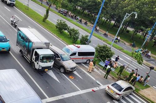 TP Hồ Chí Minh: Xe cấp cứu chở bệnh nhân va chạm liên hoàn với 3 ô tô