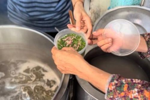 Ấm lòng quán phở từ thiện ngay giữa lòng Hà Nội