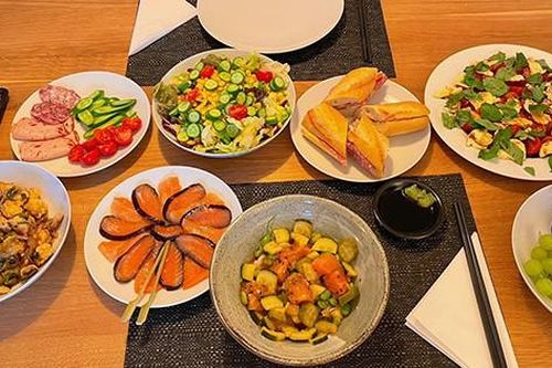 Chồng Tây trổ tài nấu cơm cho vợ Việt, 30 ngày không trùng món nào