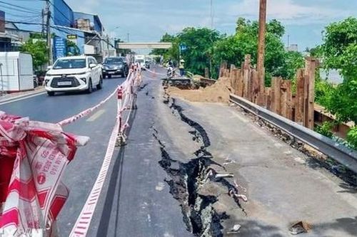 Đường sạt lở nghiêm trọng đã nhiều tháng, Bộ GTVT nói gì?