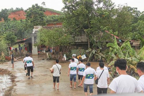 Pharmacity tặng thuốc và nước lọc cho người dân xã Hiền Lương, Phú Thọ