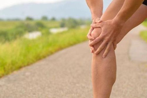 Người bị thoái hóa khớp gối cần lưu ý gì khi đi bộ?