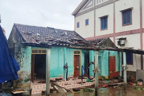 Lốc xoáy làm tốc mái hàng chục nhà dân