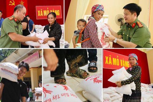 Người dân vùng lũ phấn khởi đón nhận món quà từ Thủ đô