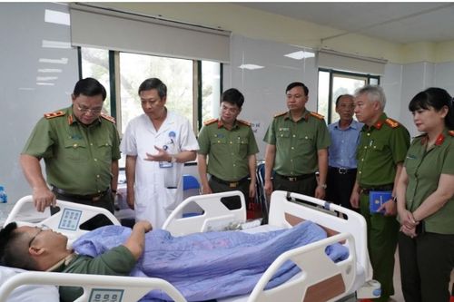 Giám đốc Công an Hà Nội thăm, động viên chiến sỹ bị thương trong khi làm nhiệm vụ