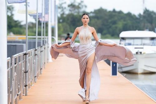 Hoàng Thùy khéo léo xử lý sự cố khi trình diễn ở 'Vietnam International Sea Fashion Festival'