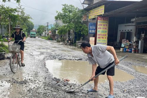 Thái Nguyên: Người dân khổ vì tuyến đường tỉnh toàn 'ao' với 'hố'