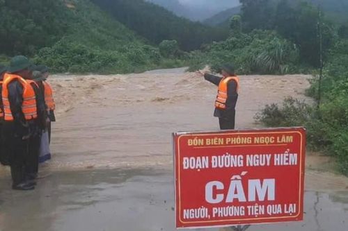 Nghệ An: Nhiều tuyến đường ngập sâu, sạt lở đất ở một số nơi