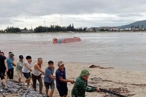 Quảng Bình: Tìm cách trục vớt tàu cá bị lật và di chuyển tàu hàng mắc cạn