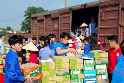 Chuyến hàng đầu tiên bằng đường sắt đã đến với đồng bào vùng bị thiên tai