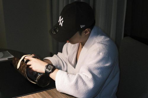 Đồng hồ 12 tỷ đồng trên cổ tay rapper Negav