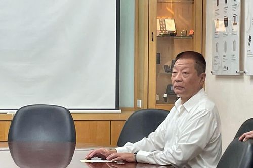 Chủ tịch công ty máy nhắn tin ở Đài Loan bị thẩm vấn