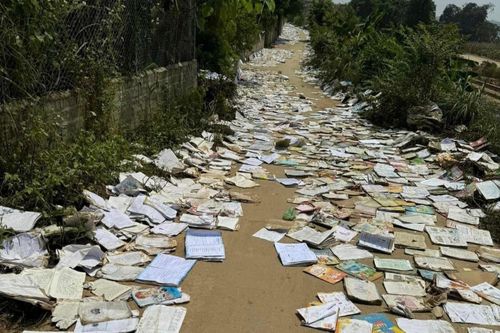 Sự thật thông tin 'giáo viên phơi sách la liệt ở cổng trường sau lũ'