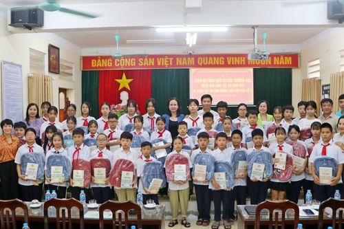 Ngành giáo dục Hà Nội thăm, tặng quà học sinh vùng bị ngập lụt