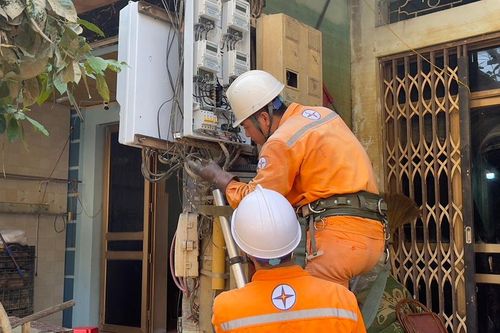 Điện lực Yên Bái dồn sức cấp điện lại sau bão Yagi