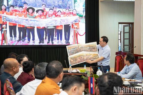Đoàn cán bộ quản lý báo chí Lào thăm và làm việc tại Báo Nhân Dân