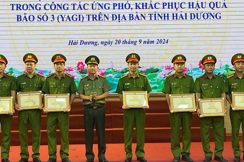 Biểu dương khen thưởng các tập thể, cá nhân tiêu biểu trong ứng phó với bão số 3 ở Hải Dương