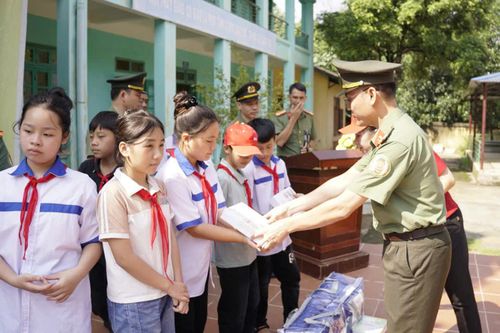 Ấm lòng những món quà gửi tới đồng bào vùng lũ
