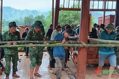 Bộ đội Biên phòng tỉnh Nghệ An di dời khẩn cấp 2 hộ dân do sạt lở đất
