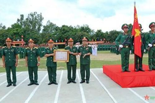 Trung đoàn 38 (Sư đoàn 2, Quân khu 5) đón nhận Huân chương Bảo vệ Tổ quốc hạng Ba