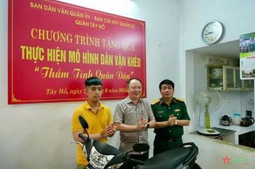 Quận Tây Hồ: Trao quà mô hình Dân vận khéo 'Thắm tình quân dân' năm 2024
