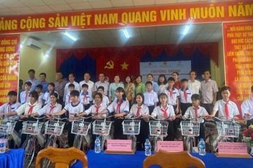 Trao tặng 150 xe đạp cho học sinh có hoàn cảnh khó khăn tỉnh An Giang