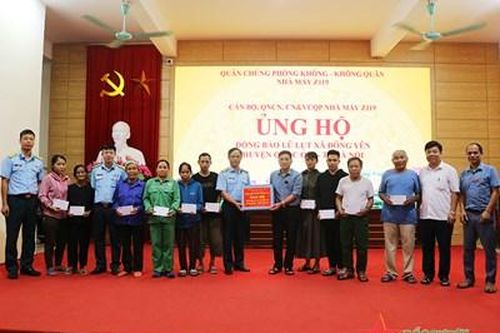 Nhà máy Z119 thăm, tặng quà các gia đình bị thiệt hại do bão số 3