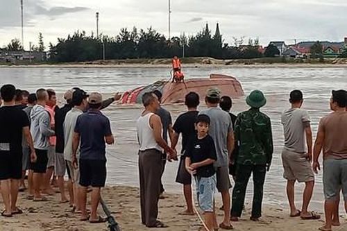 Quảng Bình: Phối hợp tìm phương án trục vớt tàu cá bị lật tại cửa sông Gianh