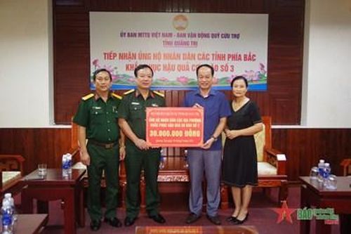 Bộ CHQS tỉnh Quảng Trị ủng hộ đồng bào bị thiệt hại do bão số 3