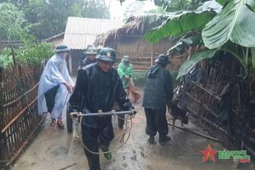 Mưa lớn làm ngập nhiều tuyến đường và nhà dân ở Nghệ An