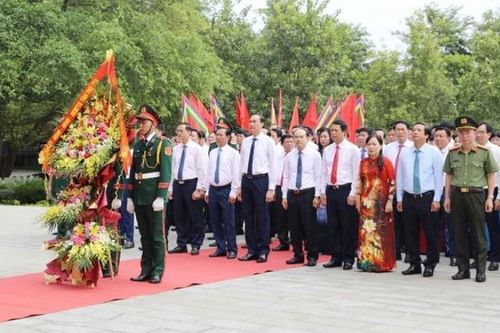 Dâng hương tưởng niệm các Vua Hùng