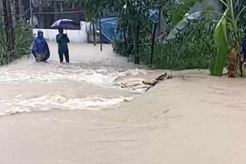 Chở 2 con qua cầu tràn thì bị nước cuốn, người mẹ đang mất tích