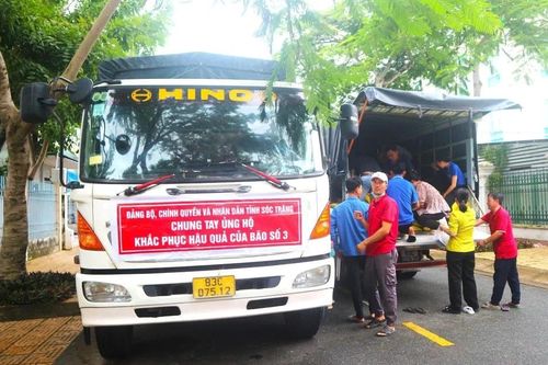 Ấm áp tình người nơi lũ đi qua