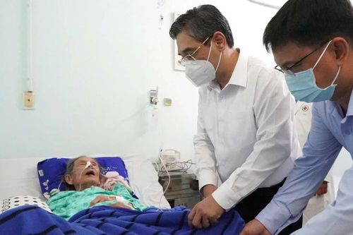 Lãnh đạo TPHCM thăm nhạc sĩ Lư Nhất Vũ