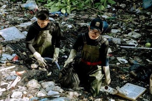 Vớt rác trên sông, kênh, rạch vẫn chủ yếu dựa vào sức người
