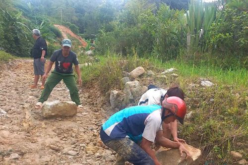 Kon Tum: Ngầm tràn Kô Chất bị ngập, xe ô tô chở hàng hóa, lương thực bị ách tắc