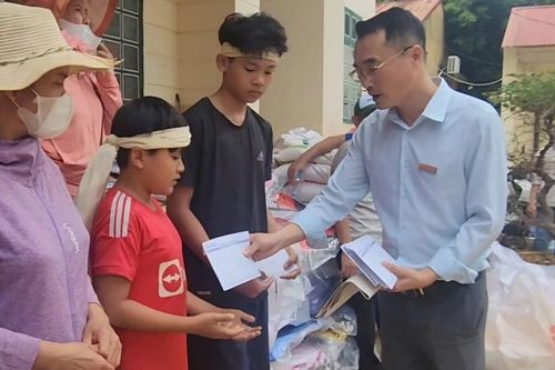 Báo SGGP trao tiền, hàng cứu trợ của bạn đọc đến xã Xuân Thượng và xã Việt Tiến (huyện Bảo Yên, Lào Cai)