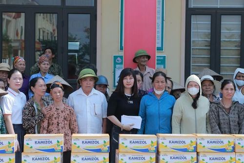 Báo Tri thức và Cuộc sống trao quà hỗ trợ bà con vùng bão lụt Bắc Giang