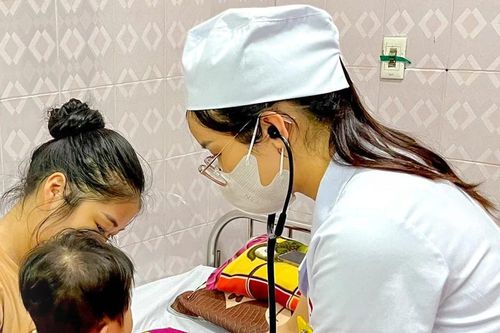 Trẻ nhập viện do uống dầu thắp hương