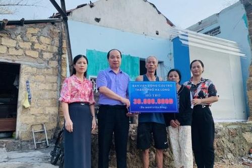 TP. Hạ Long hỗ trợ khẩn cấp 1,17 tỷ đồng cho 39 hộ gia đình có nhà bị sập hoàn toàn trong cơn bão số 3