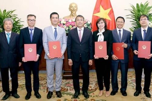 Bộ Ngoại giao trao quyết định tiếp nhận, điều động và bổ nhiệm lãnh đạo cấp Vụ