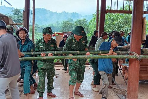 Tập trung lực lượng di dời khẩn cấp 2 hộ dân trước nguy cơ bị sạt lở đất