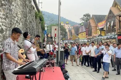 Tam Đảo 'cháy' phòng vì đêm diễn của Tuấn Hưng và Duy Mạnh