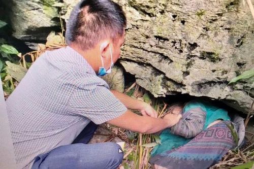 Lào Cai: Công an kịp thời cứu giúp một cụ bà 94 tuổi bị lạc trong rừng sâu